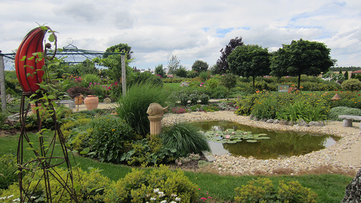 Garten im Gästehaus Dingolfing / Straubing 1