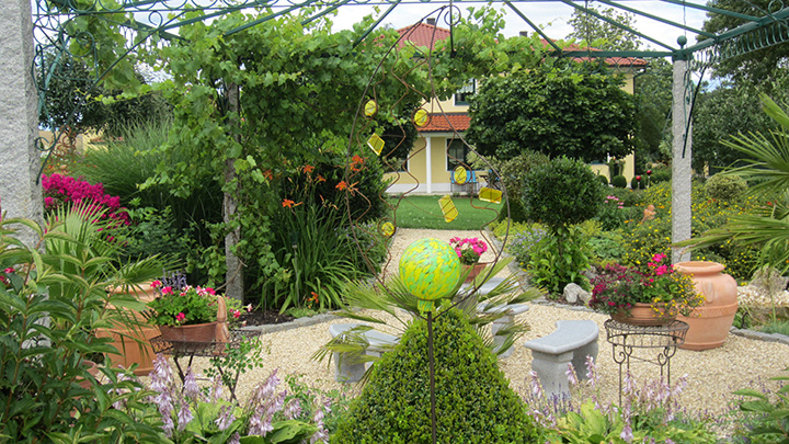 Garten im Gästehaus Dingolfing / Straubing 1